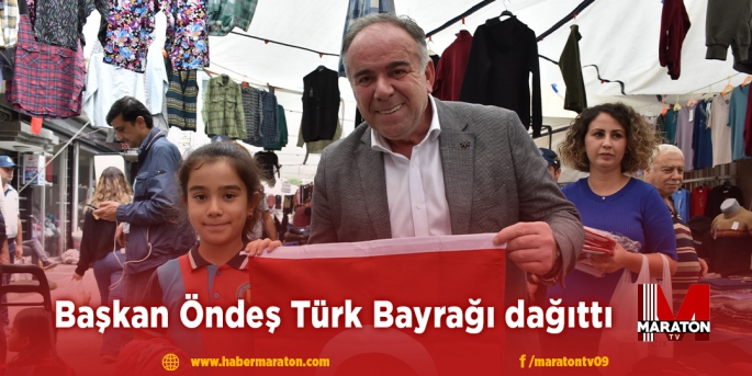 Başkan Öndeş Türk Bayrağı dağıttı